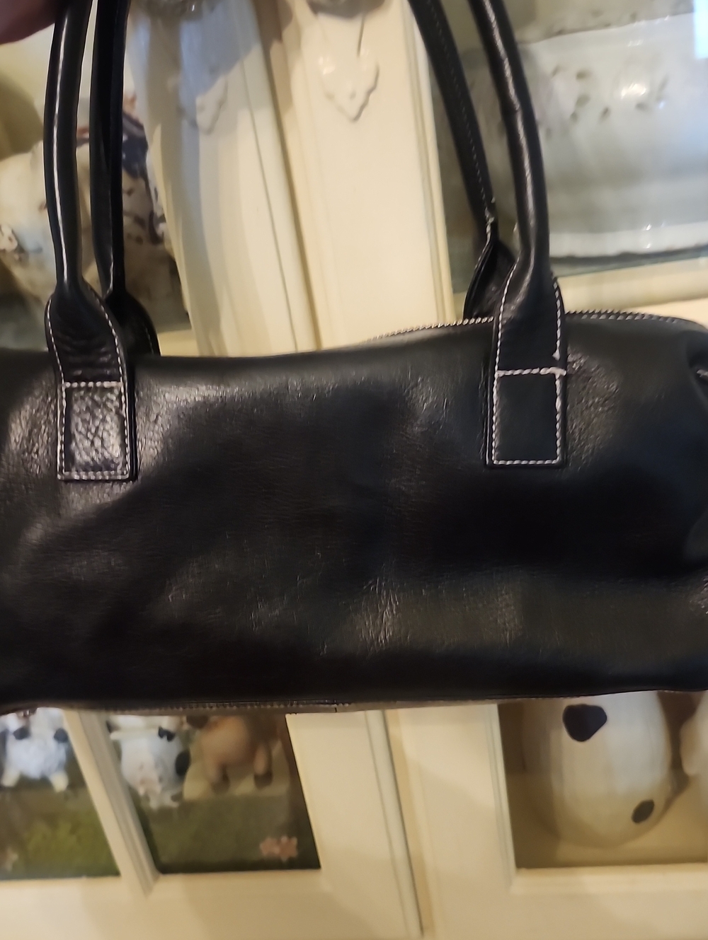 Perlina Black Leather Shoulder Bag with Silver-Tone Clasp - Picture 3 of 8